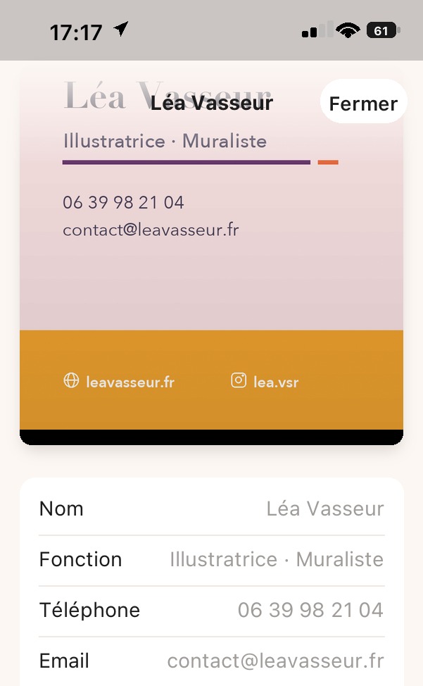 Fiche d’un contact : la photo de la carte en haut, puis le nom, la fonction, le téléphone, l’e-mail et le site web.