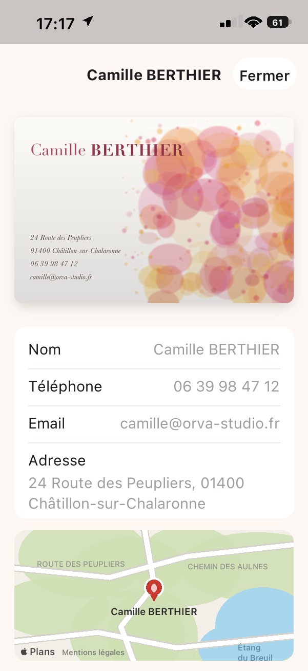 Une fiche affichant la photo d’une carte illustrée, les coordonnées, puis l’adresse épinglée sur un plan.