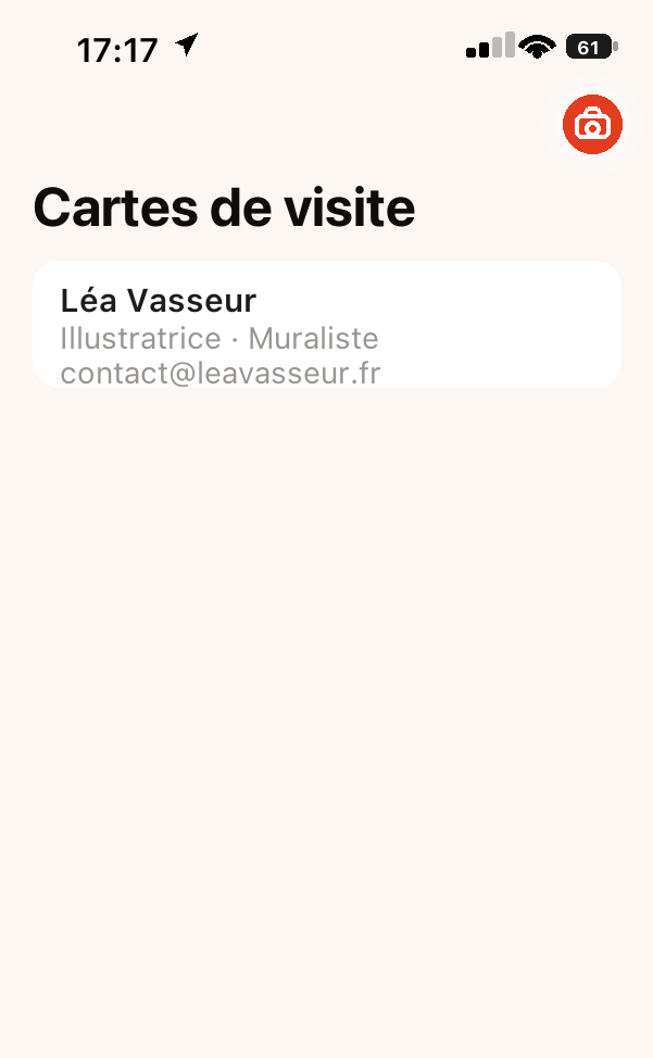 Liste « Cartes de visite » : chaque ligne montre le nom, la fonction et l’e-mail.